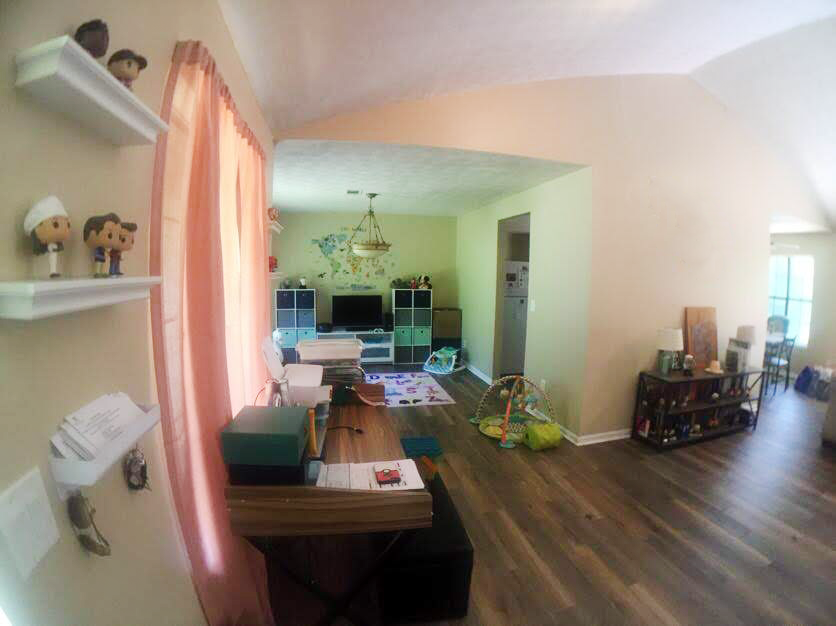 Property in excellent condition - living room
