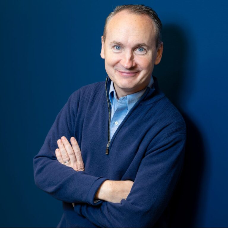 David Gardner, expert in high growth stocks, posing in front of the camera.